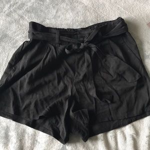 Black mid rise tie waist shorts